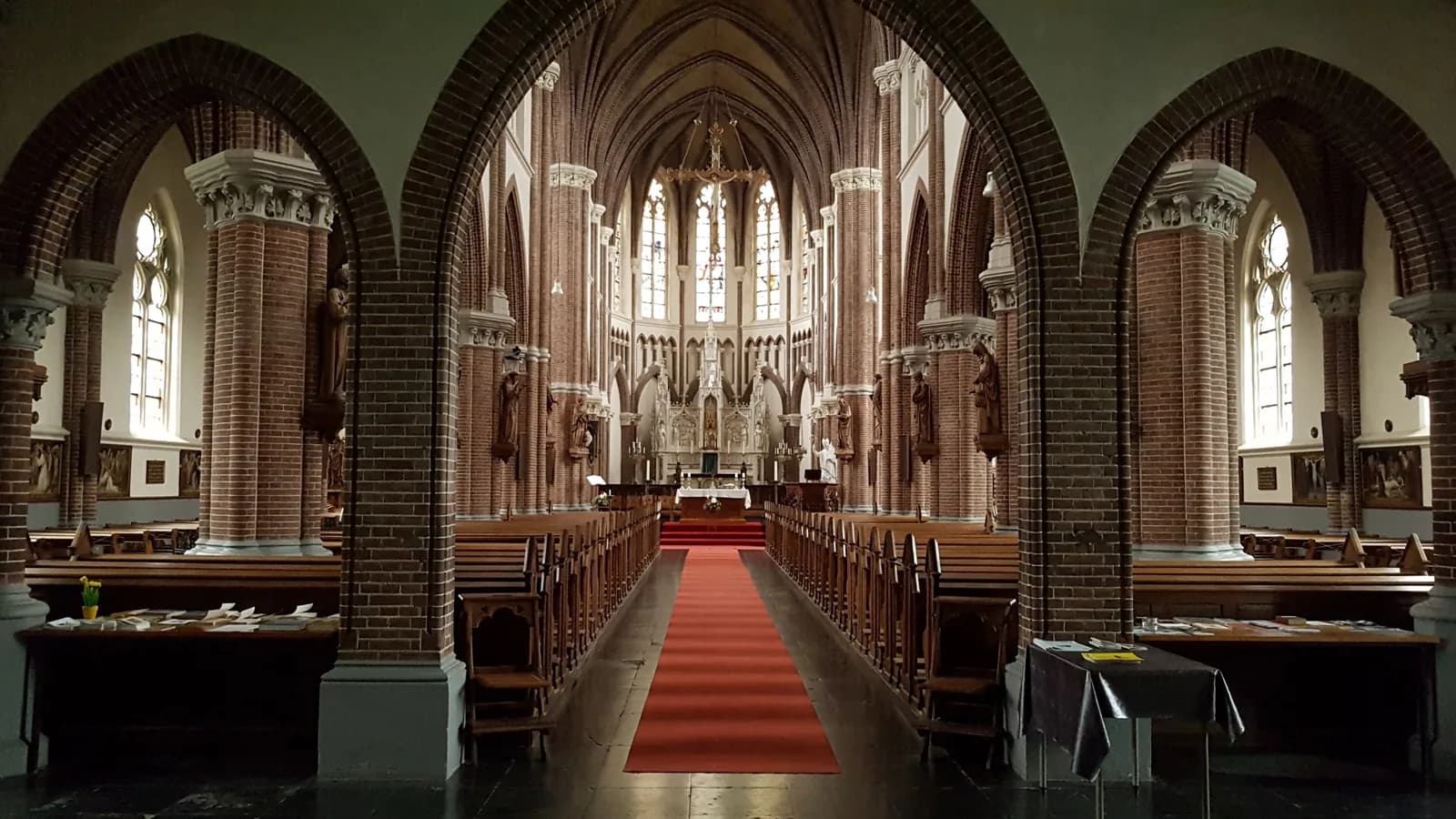 Zicht op de Sint-Willibrorduskerk in Berghem