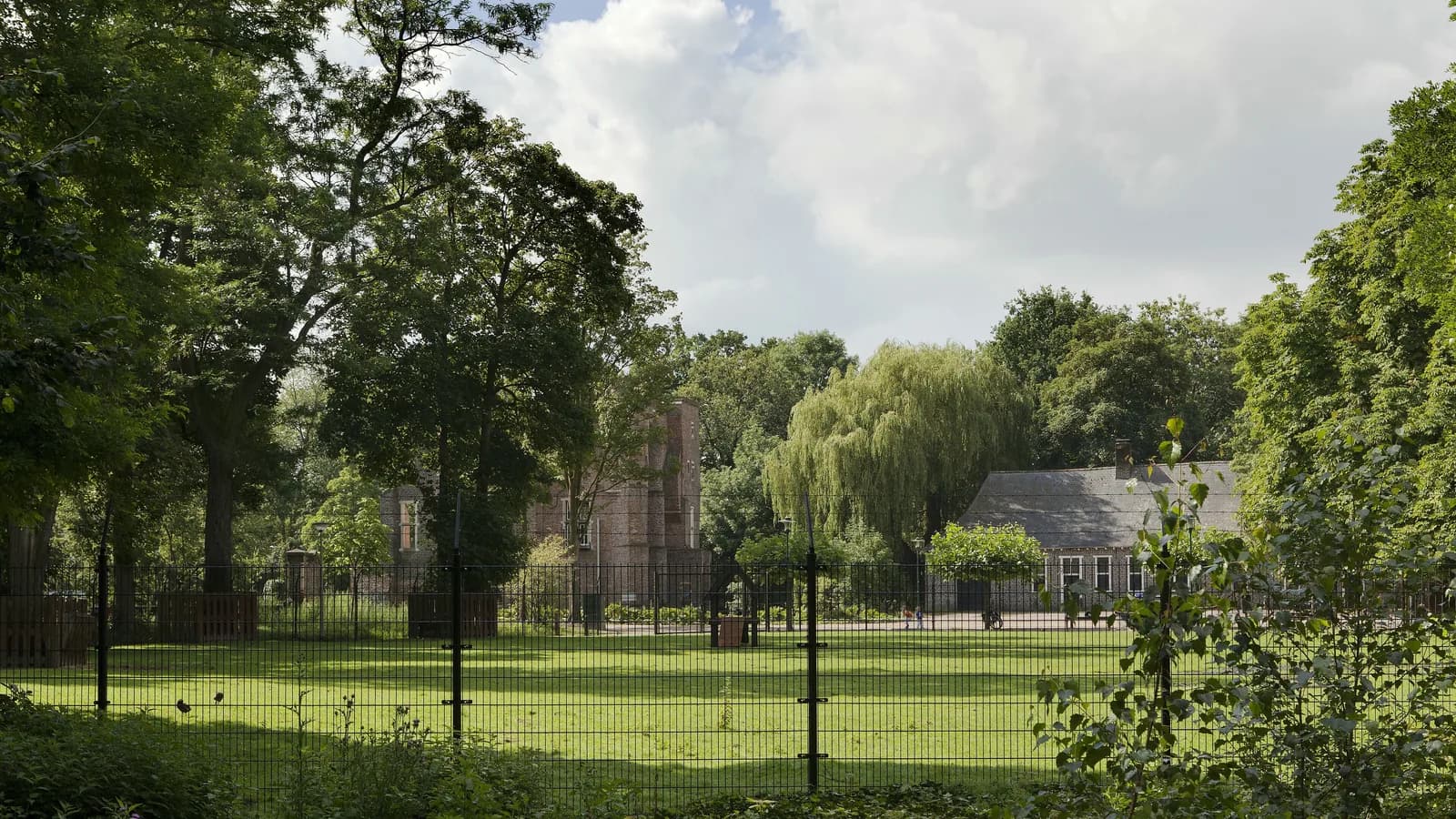 Zicht op de ruïne van het Groot Kasteel in Deurne