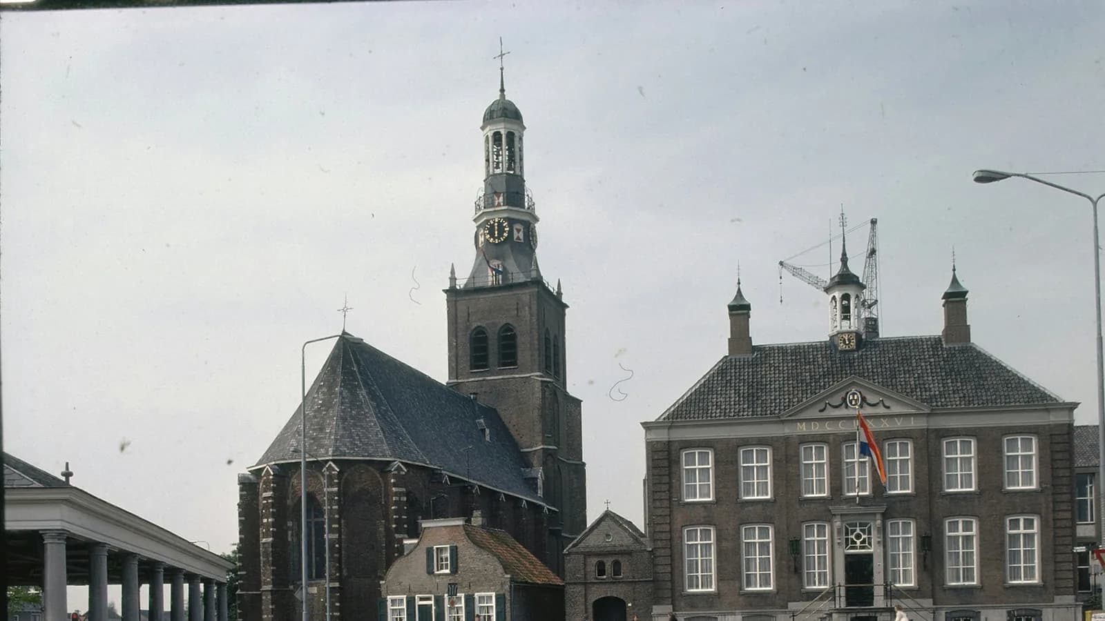 Zicht op de Van Gogh Kerk en het voormalige raadhuis in Etten-Leur