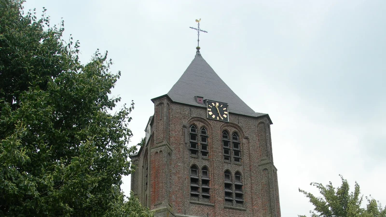 Zicht op de Maria Magdalenakerk in Geffen