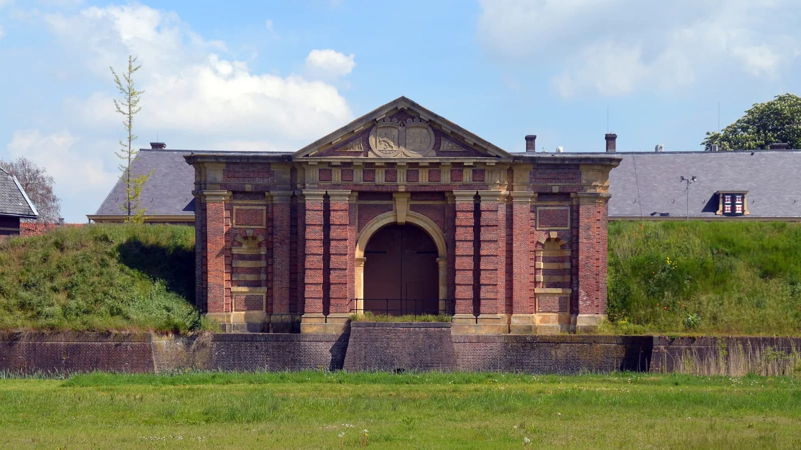Zicht op de historische Hampoort in Grave
