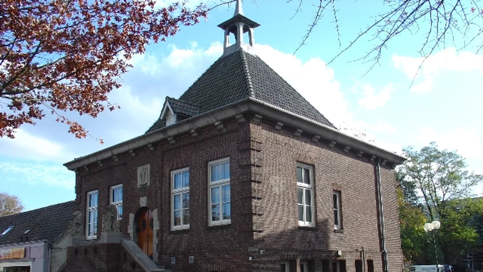 Zicht op het voormalige raadhuis in Heesch