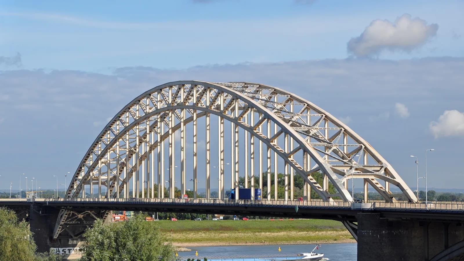 Zicht op de Waalbrug over de Waal in Nijmegen
