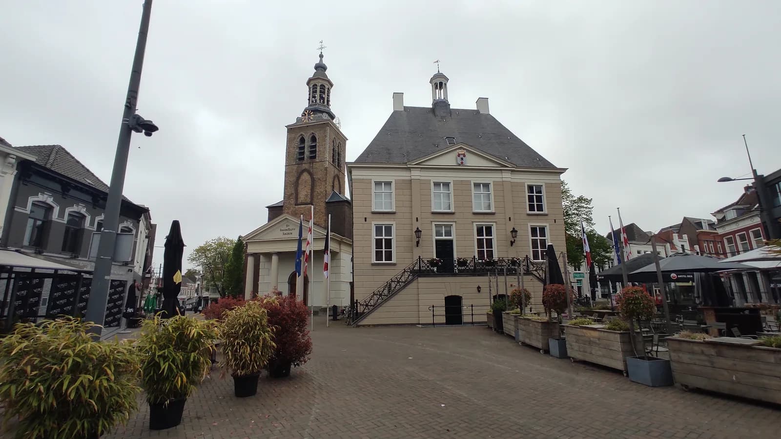 Zicht op de Sint-Jan de Doperkerk in Roosendaal
