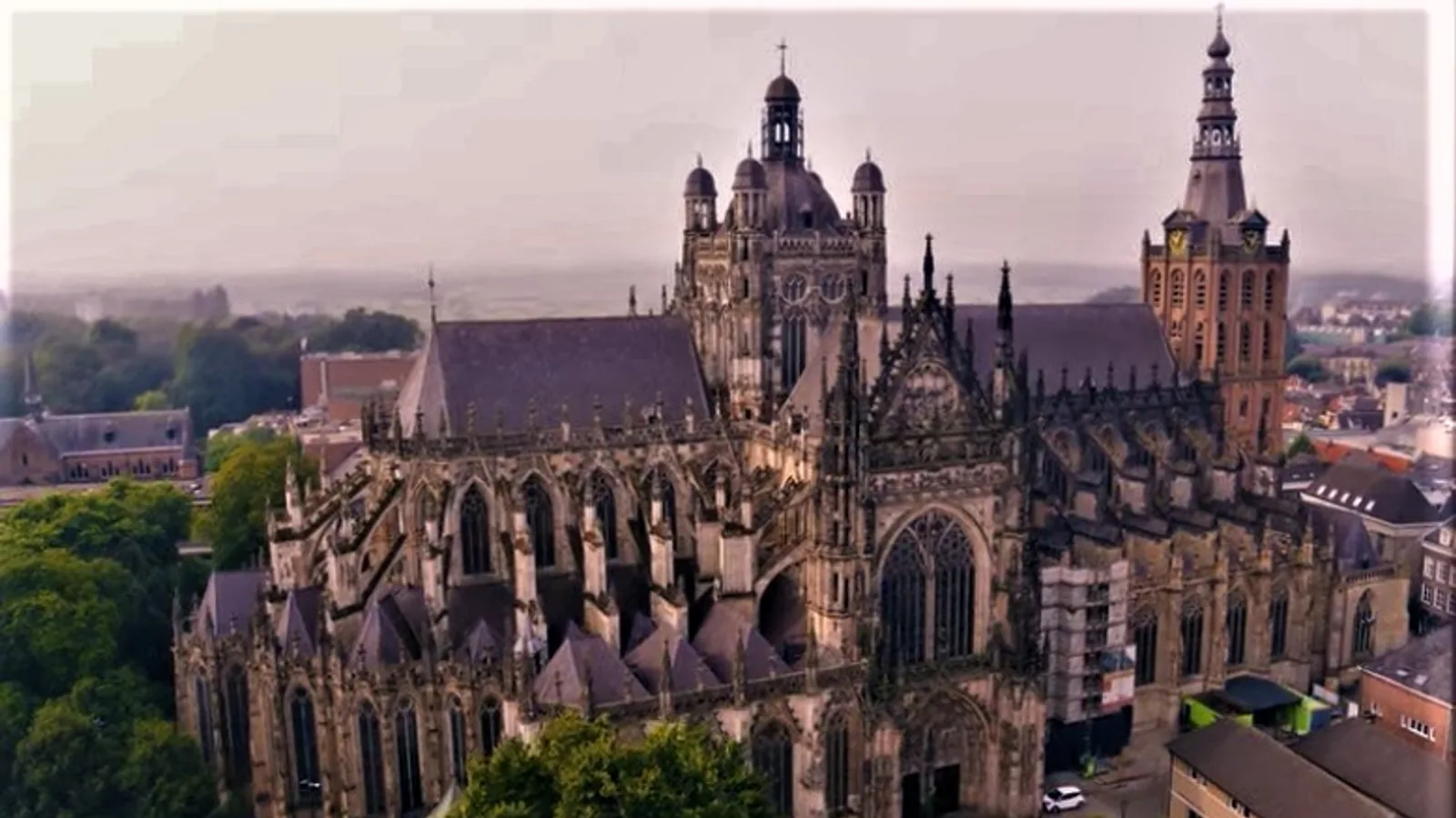 Zicht op de Sint-Janskathedraal in 's-Hertogenbosch