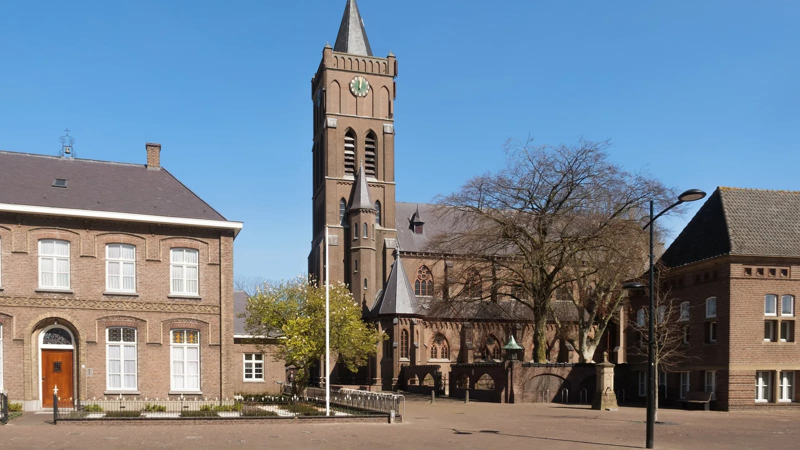 Zicht op de Sint-Antonius Abtkerk in Schaijk