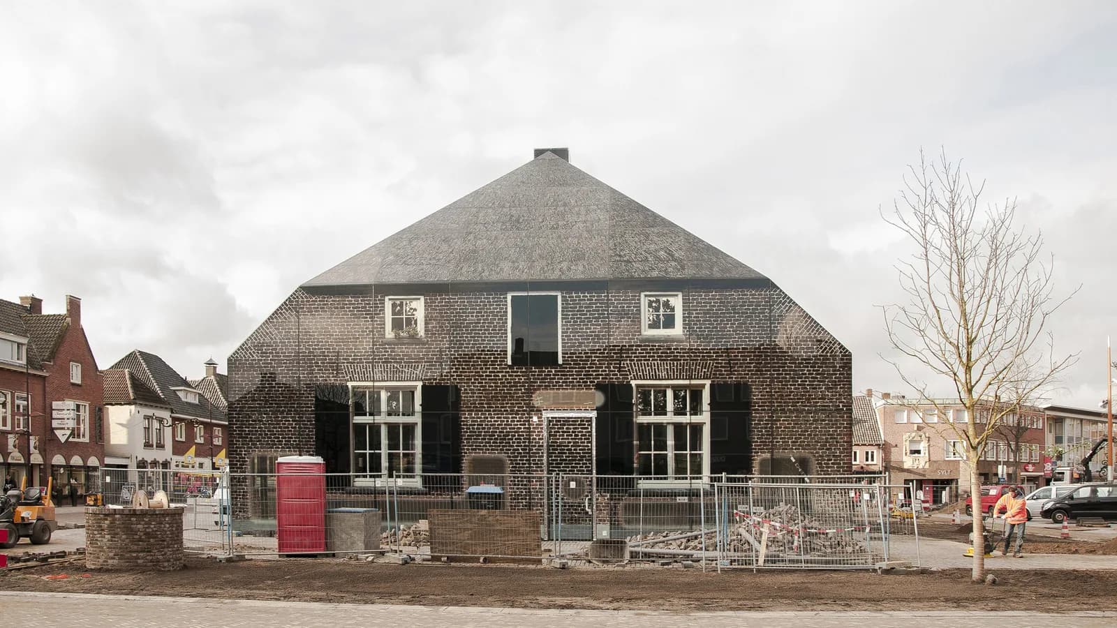 Zicht op de Glazen Boerderij op de Markt in Schijndel