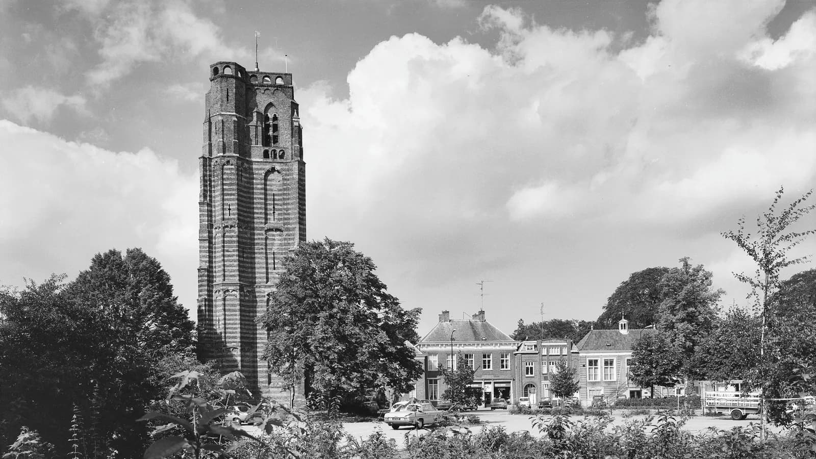 Zicht op de monumentale kerktoren in Sint-Michielsgestel