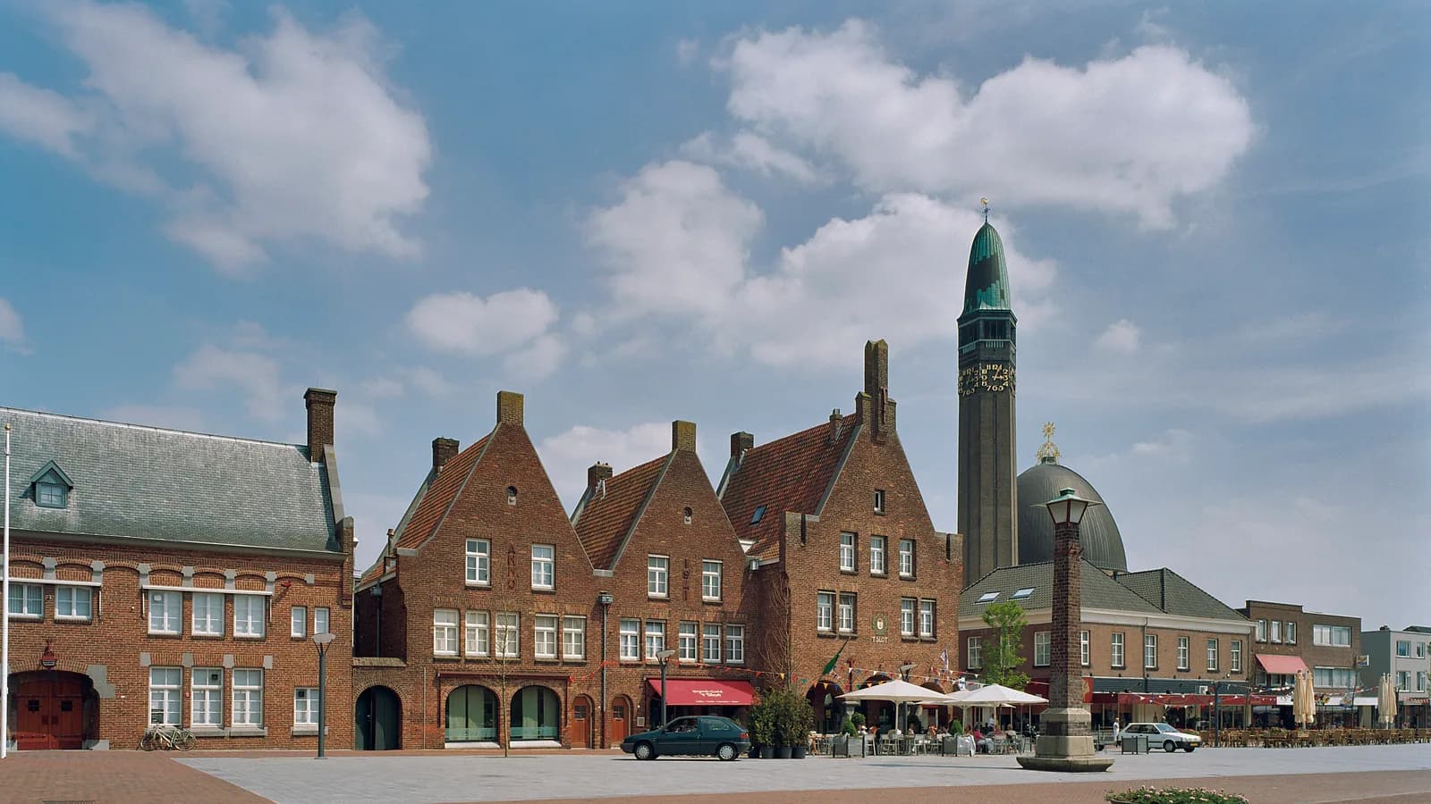 Zicht op de Sint-Jan de Doperkerk in Waalwijk